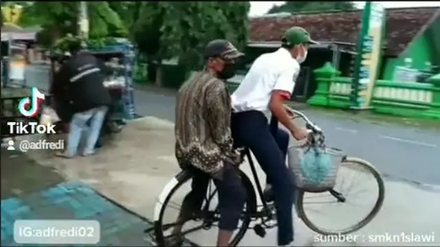 Tak Punya Akses Internet, Siswa Ini Rela Datang ke Sekolah Pakai Sepeda Ayahnya