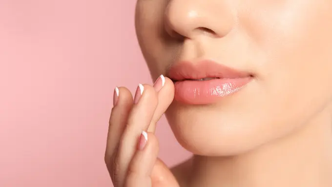 Ketahui 5 Penyebab Bibir Kering dan Pecah-Pecah, bukan hanya Dehidrasi