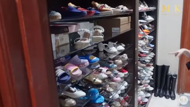 Banyak Koleksi Sepatu dan Tas Mewah di Kamat Tidur Sarwendah