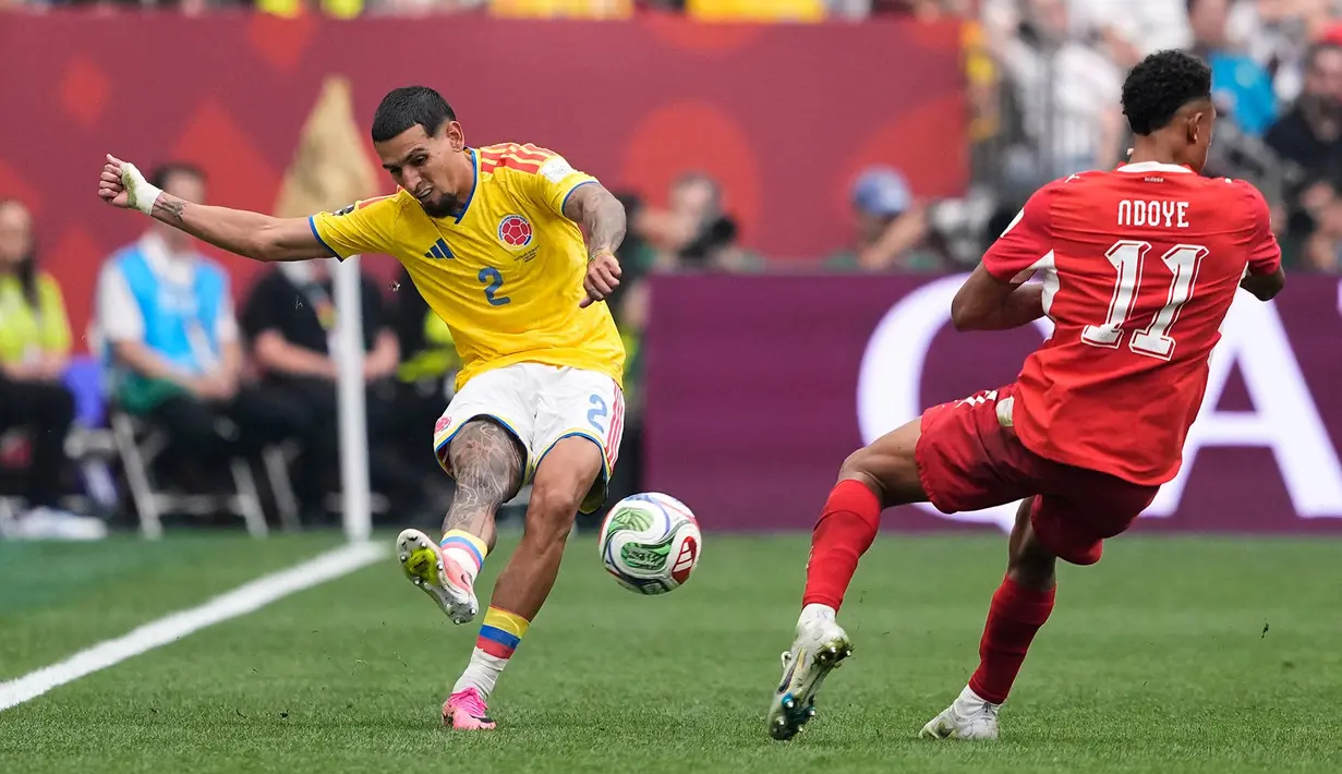 Pemain Kolombia Daniel Muñoz mengontrol bola melawan pemain Swiss Dan Ndoye selama pertandingan sepak bola babak 16 besar Piala Dunia antara Swiss dan Kolombia di Vancouver, British Columbia, Selasa, 7 Juli 2026. (AP Photo/Lindsey Wasson)
