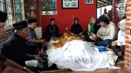 Keluarga dan kerabat berdoa di jenazah gitaris dan vokalis band Koes Plus, Yon Koeswoyo di rumah duka kawasan Pamulang, Tangerang Selatan, Jumat (5/1). Sebelumnya, Yon Koeswoyo sudah dua tahun terakhir keluar masuk rumah sakit. (Liputan6.com/Fery Pradolo)