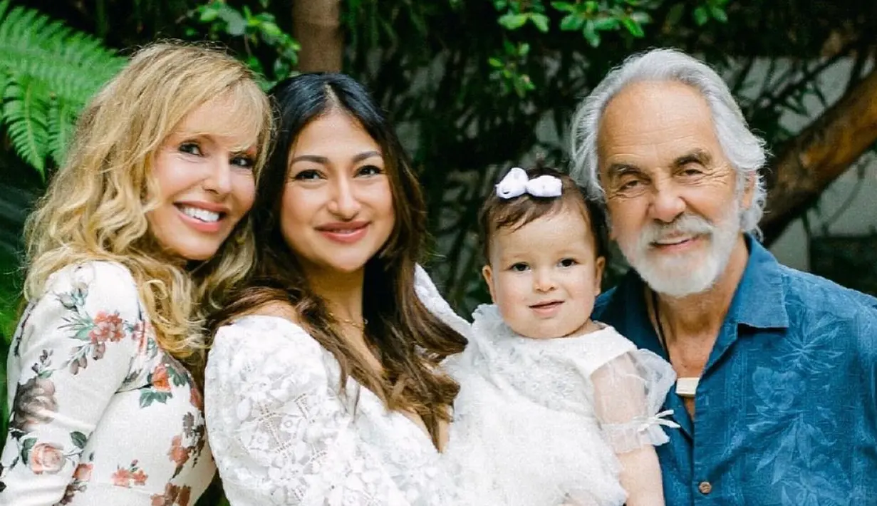 <p>Rahma Azhari dan kedua mertuanya, Tommy Chong dan Shelby Chong. (Instagram @raazharita)</p>