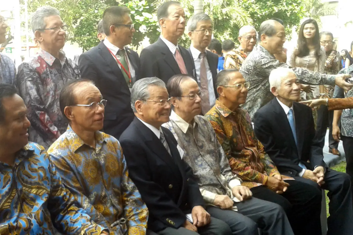 Ginandjar Kartasasmita bersama dengan Mantan PM Jepang Yasuo Fukuda seusai melakukan penanaman pohon