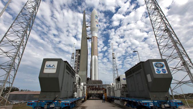 Roket United Launch Alliance Atlas (ULA) V siap diluncurkan dari Cape Canaveral Air Force Station, Florida, Amerika Serikat, Kamis (1/3). GOES-S adalah satelit kedua yang merevolusi peramalan bencana alam. (Ben Smegelsky/NASA via AP)