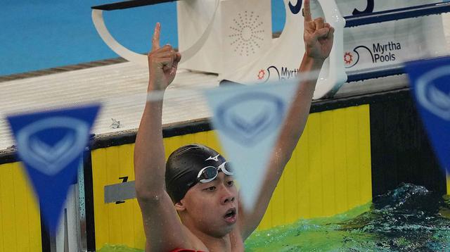 Perenang Indonesia, Jason Donovan Yusuf, merayakan kemenangannya di final 100 meter gaya punggung putra di SEA Games ke-33 di Bangkok, Thailand, Rabu 10 Desember 2025. Cabang olahraga renang sukses menyabet emas pada hari pertama SEA Games 2025, Rabu (10/11/2025). (AP Photo/Achmad Ibrahim)