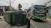 Penampakan mobil tahanan Kejaksaan Negeri Tanggamus yang terguling di Jalan Raya Lintas Barat. Foto : (Istimewa).