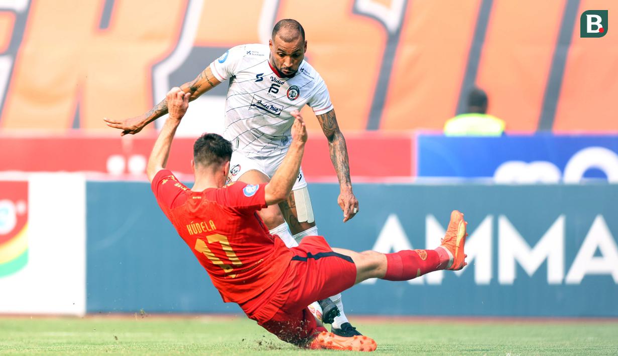 <p>Pemain Arema FC, Gustavo Almeida Dos Santos (atas), berusaha melewati hadangan pemain Persija Jakarta,&nbsp;Ondrej Kudela, dalam pertandingan pekan kesembilan BRI Liga 1 2023/2024 yang berlangsung di Stadion Patriot Candra Bhaga, Bekasi, Minggu (20/9/2023). (Bola.com/M Iqbal Ichsan)</p>