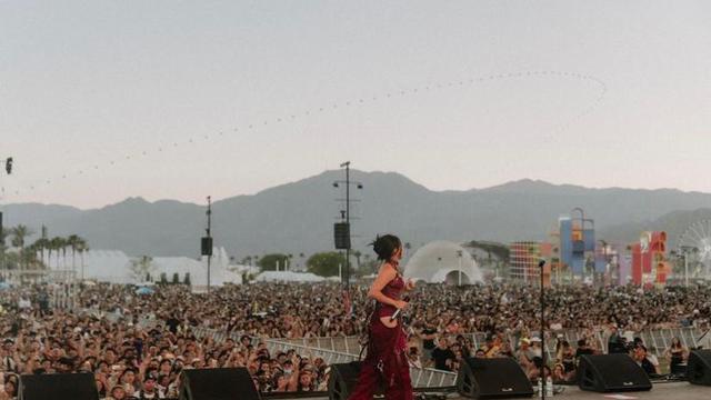 8 Gaya Nyentrik Niki Zefanya Tampil Perdana di Coachella 2022