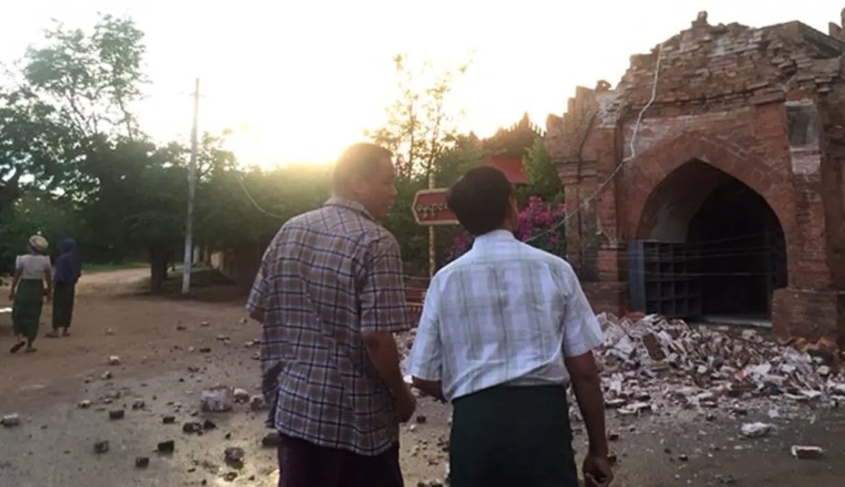 Dua orang pria meninjau dampak gempa di salah satu Pagoda di Bagan, Myanmar, Rabu (24/8). Gempa berkekuatan 6,8 SR tersebut menyebabkan sedikitnya tiga orang tewas dan sejumlah pagoda rusak parah. (REUTERS / Stringer)