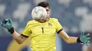 Uruguay yang harus menang jika ingin lolos ke babak selanjutnya gagal memanfaatkan banyak peluang mencetak gol usai kiper Bolivia Carlos Lampe tampil apik menghalau sejumlah pemain Uruguay untuk mencetak gol. (Foto: AP/Andre Penner)