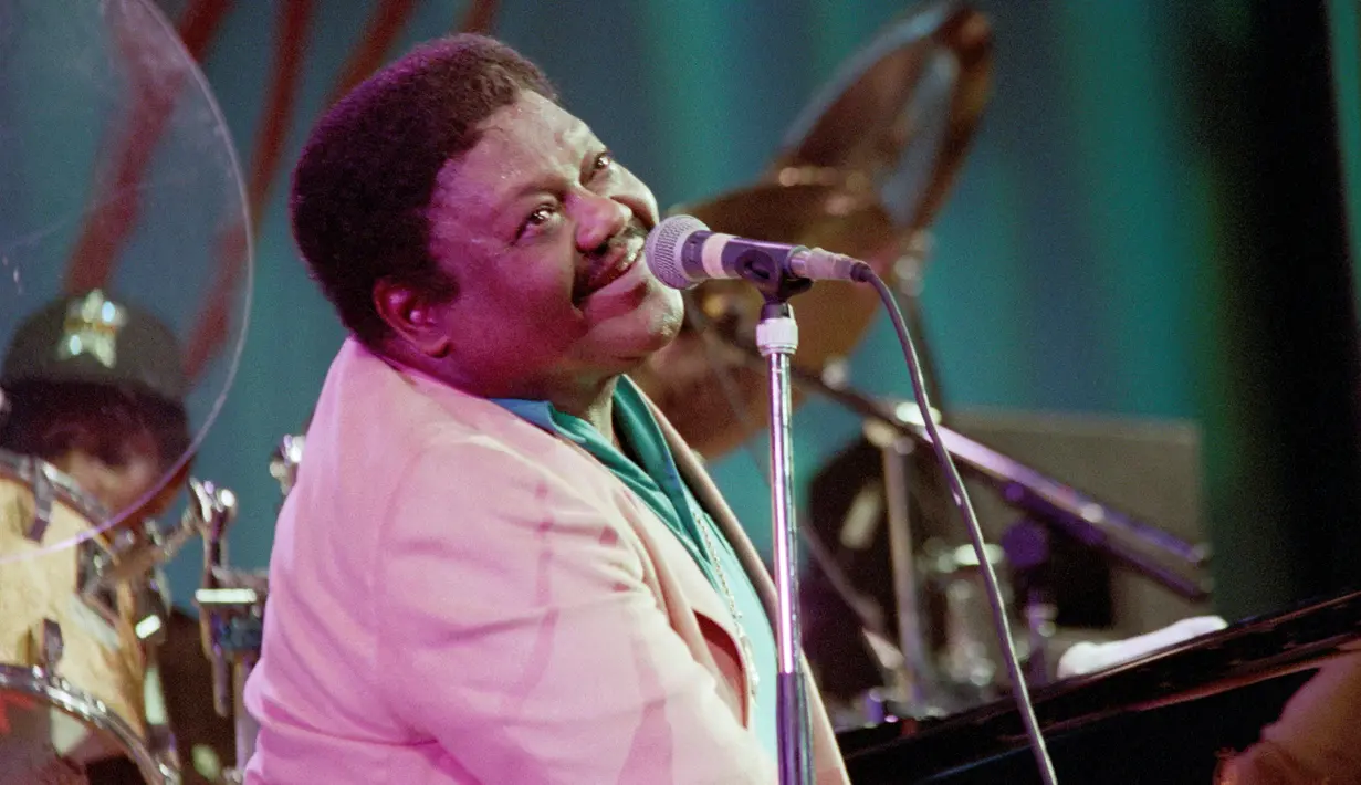 Foto yang diambil pada 14 Juli 1993 ini menujukkan, musisi Fats Domino tampil dalam Festival Jazz ke-27 di Montreux, Swiss. Musisi Fats Domino meninggal pada usia 89 tahun. (AFP Photo/Patrick Kovarik)