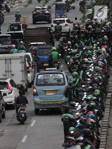 Semrawut Ojek Online Mangkal di Badan Jalan Bikin Kemacetan