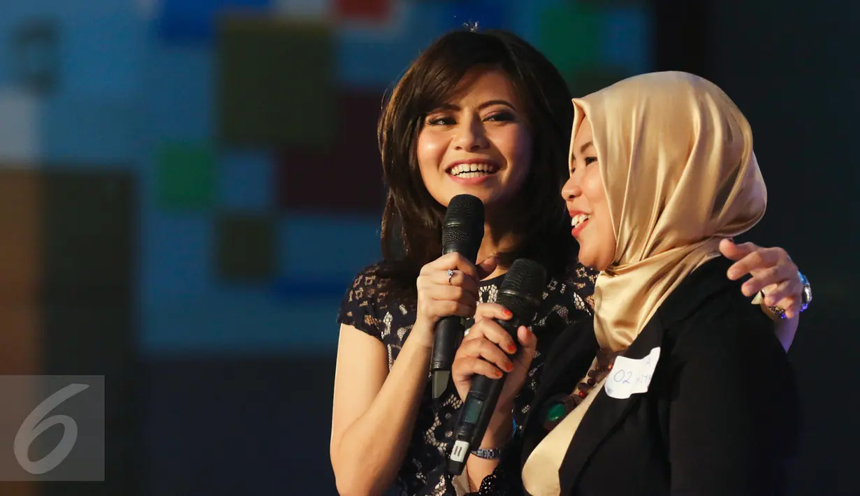 Tim juri berbincang dengan seorang peserta News Presenter Competition babak grand final di Kampus Negeri Semarang, Jawa Tengah, Kamis (6/4). Maria Sukma Melati dari UKSW Salatiga terpilih menjadi juara pertama. (Liputan6.com/Yoppy Renato)