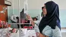 Perawat RSUD Depok melakukan pengecekan infus pasien DBD di RSUD Depok, Selasa (9/2/2016). Pasien DBD di Rumah Sakit Umum Daerah (RSUD) Kota Depok terus meningkat sejak Desember 2015. (Liputan6.com/Yoppy Renato)