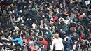 Cara suporter Besiktas mendukung timnya melawan Bayern Munchen pada leg kedua 16 besar Liga Champions di Vodafone Stadyumu, Besiktas Park, Istanbul, (14/3/2018). Bayern menang 3-1. (AFP/Bulent Kilic)