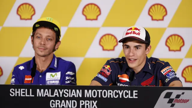 Valentino Rossi (kiri) dan Marc Marquez.