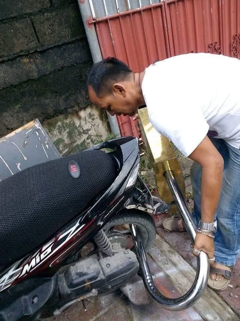 Pakai Gembok Raksasa Untuk Motornya, Aksi Pria Ini Bikin Warganet Tercengang