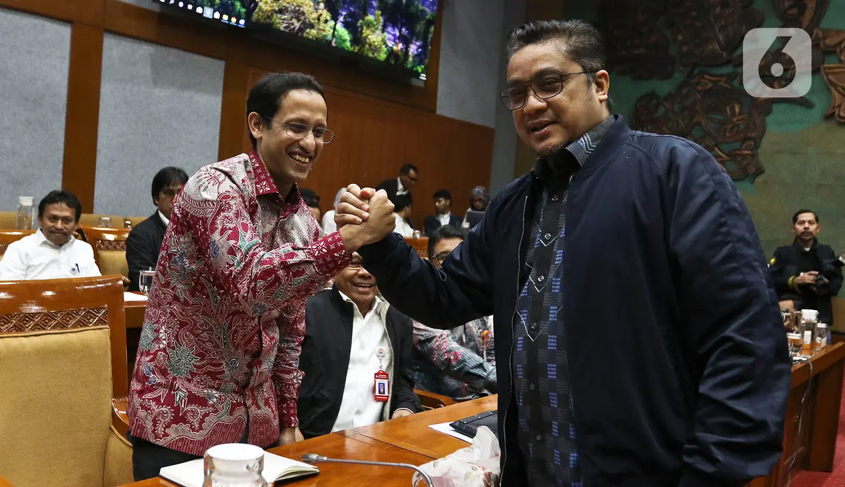 Menteri Pendidikan dan Kebudayaan Nadiem Makarim (kiri) bersalaman dengan Wakil Komisi X DPR Dede Yusuf saat rapat dengan Komisi X DPR di Kompleks Parlemen, Senayan, Jakarta, Kamis (12/12/2019). Rapat membahas penghapusan Ujian Nasional (UN) pada 2021 dan sistem zonasi. (Liputan6.com/Johan Tallo)