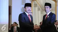 Presiden Jokowi memberikan selamat kepada Kepala Badan Intelijen Negara (BIN) Budi Gunawan usai pelantikan di Istana Negara, Jakarta, Jumat (9/9). Budi Gunawan resmi menjadi Kepala BIN menggantikan Sutiyoso. (Liputan6.com/Faizal Fanani)