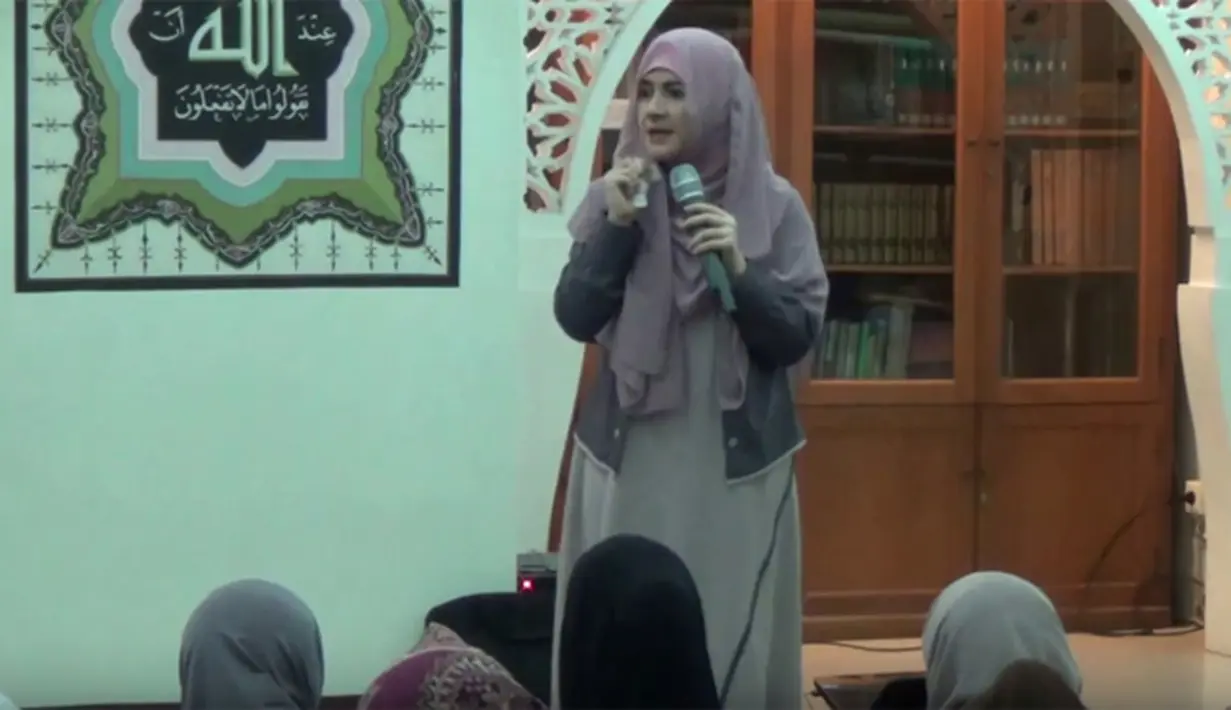 Aktris kawakan, Astrie Ivo kini mengisi harinya dengan banyak melakukan syiar agama. Artis yang terkenal tahun 1980-an itu memutuskan berhijab sejak tahun 2000. Kini ia dikenal sebagai pendakwah. (dok. Youtube)