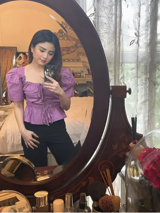 Valencia tampak cantik mengenakan atas heart neck, dengan lengan ballon warna lilac. Simpe dipadukan dengan pants hitam. @valenciatanoe