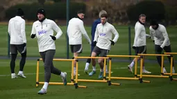 Para pemain Tottenham Hotspur melakukan pemanasan selama sesi latihan tim di Tottenham Hotspur Football Club Training Ground, di Enfield, utara London pada 7 Maret 2023. Pada leg pertama babak 16 Liga Champions di San Siro, Milan menaklukkan Tottenham 1-0 lewat gol cepat Brahim Diaz. Namun, dia bakal absen di leg kedua akibat cedera.(AFP/Daniel Leal)