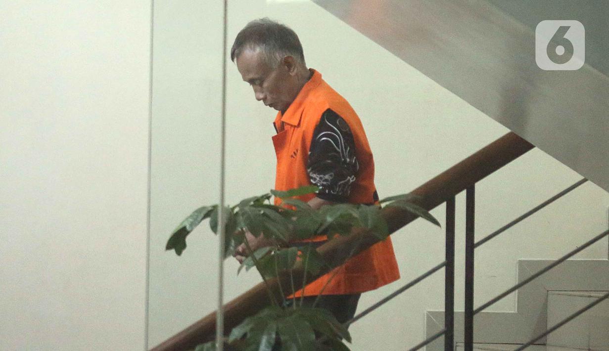 Komisi Pemberantasan Korupsi (KPK) kembali melakukan pemeriksaan lanjutan terhadap tersangka kasus dugaan suap ijon proyek di lingkungan Pemerintah Kabupaten Bekasi, HM Kunang. Tampak dalam foto, tersangka kasus dugaan suap ijon proyek di lingkungan Pemerintah Kabupaten Bekasi, HM Kunang berjalan keluar Gedung Merah Putih Komisi Pemberantasan Korupsi, Jakarta, Rabu (8/4/2026). (Liputan6.com/Helmi Fithriansyah)