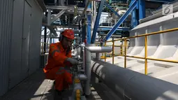 Petugas melakukan pengecekan di Unit Pembangkitan Muara Karang, Jakarta, Rabu (31/7/2019). Setiap tahun UP Muara Karang berhasil membangkitkan energi listrik rata-rata 7.900 GWh yang disalurkan melalui Saluran Udara Tegangan Tinggi 150 kV ke sistem interkoneksi Jawa Bali. (Liputan6.com/Angga Yuniar)