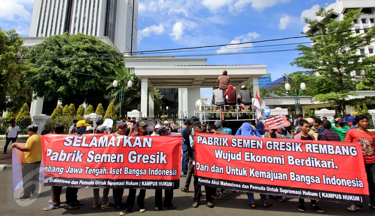Masa mahasiswa yang tergabung dalam Kampus Hukum melakukan unjuk rasa di depan Gedung MA, Kamis (15/12). Novum tersebut dijadikan dasar pengabulan peninjauan kembali atas izin pembangunan pabrik Semen Gresik di Rembang. (Liputan6.com/Fery Pradolo)