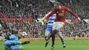 Aksi pemain Manchester United, Wayne Rooney (kanan) saat mencetak gol ke gawang Reading yang dikawal kiper Ali Al-Habsi pada laga Piala FA di Old Trafford, (7/1/2017). Setan Merah menang 4-0. (AP/Rui Vieira)