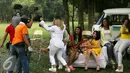 Regina dan sejumlah artis melakukan syuting video klip dari singel kedua regina yang berjudul 'Dibawa Happy Aja', Jakarta, Kamis (14/7). (Liputan6.com/Herman Zakharia)