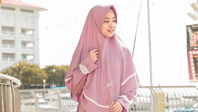 6 Inspirasi Gaya Hijab Syar'i ala Lindswell Kwok, Tampil Modis dengan Santun