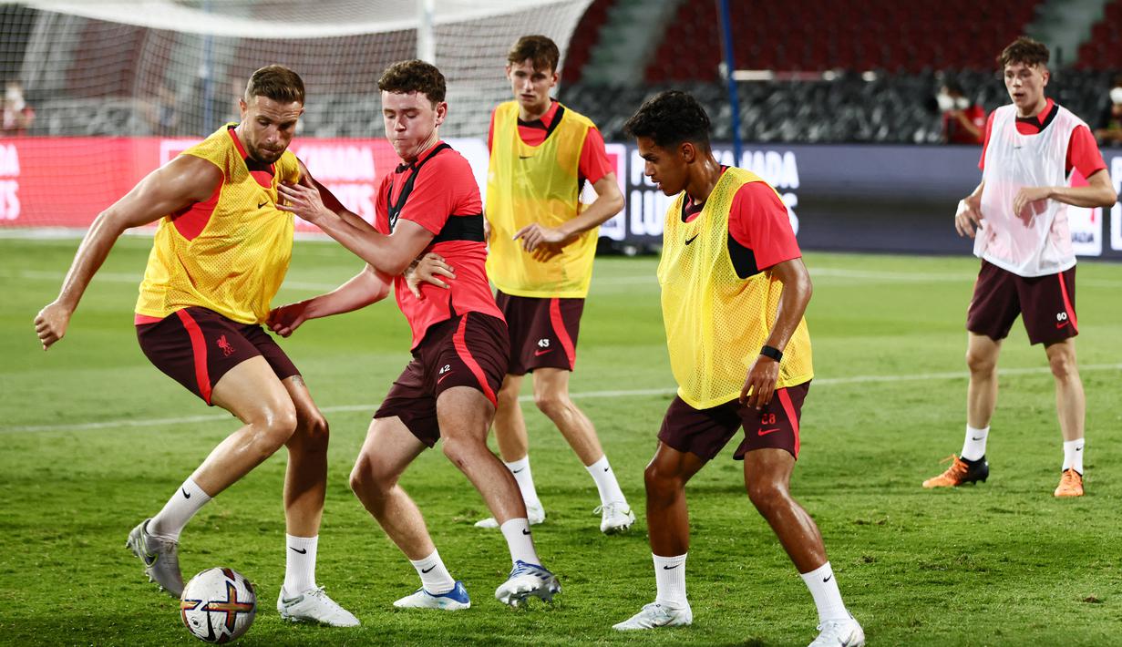 Para pemain Liverpool melakukan persiapan jelang duel dengan Manchester United. (AFP/Jack Taylor)