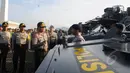 Kapolda Metro Jaya Irjen Unggung Cahyono (tengah) memeriksa kesiapan anggotanya pada apel gelar pasukan dalam rangka kesiapan pengamanan KAA ke-60 di Kawasan Monas, Jakarta,  Rabu (8/4/2015). (Liputan6.com/Herman Zakharia)