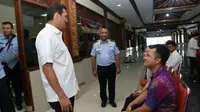 Menteri PANRB Asman Abnur menyempatkan diri meninjau pelaksanaan Seleksi Kompetensi Dasar (SKD) di lingkungan Kementeriam Hukum dan HAM di Kantor Regional X BKN Denpasar Bali, Senin (11/09/2017). (Foto: Kementerian PANRB)