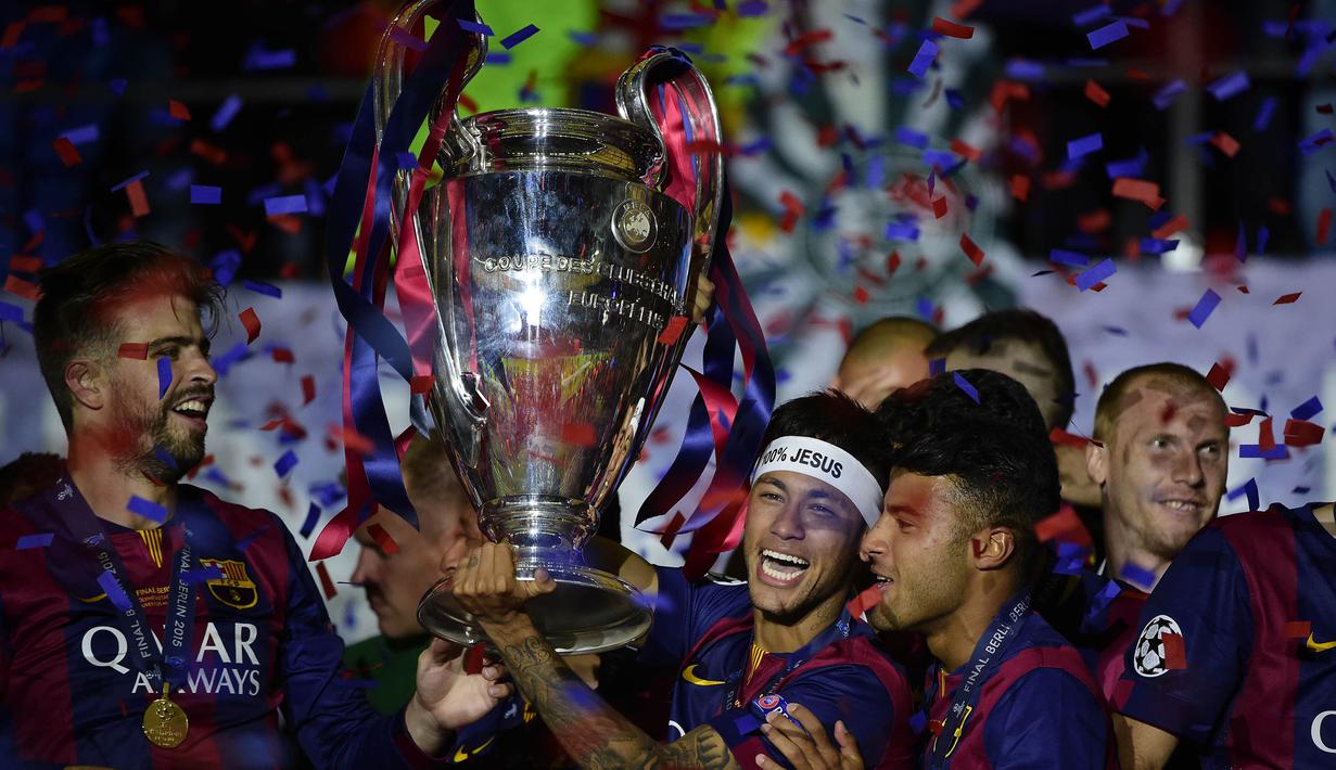 Striker Barcelona, Neymar, mengangkat trofi Liga Champions usai mengalahkan Juventus pada laga final di Stadion Olympic, Berlin, Sabtu (6/6/2015). (AFP/Olivier Morin)