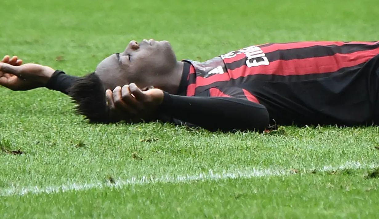 3. Mario Balotelli, striker yang dipinjam AC Millan dari Liverpool ini dikabarkan Football Italia akan kembali ke Anfield. Bomber Italia itu gagal bersinar dan kemampuannya akan dicoba oleh pelatih The Reds, Juergen Klopp. (AFP/Giuseppe Cacace) 
