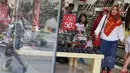 Pengunjung usai mengunjungi salah satu toko sepatu yang memberikan diskon di Pusat Perbelanjaan Pasar Baru, Jakarta, Selasa (21/6). Menjelang Lebaran, Pasar Baru menawarkan berbagai promo dengan diskon yang bervariasi. (Liputan6.com/Immanuel Antonius)