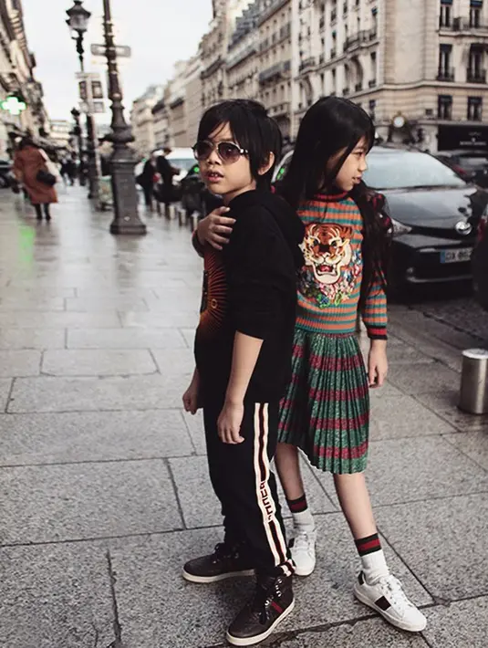 Gimana, enggak salah kalau mereka jadi sibling goals banyak orang kan? Selain berprestasi, Misckha dan Devon juga bisa jadi fashion ikon, nih!