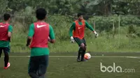 Kiper Timnas Indonesia U-19, Gianluca Pagliuca Rossi (kanan). (Bola.com/Nicklas Hanoatubun)