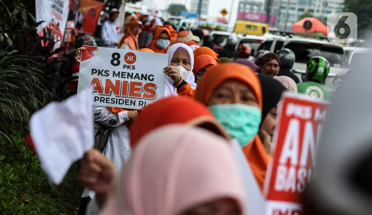 Antusias pendukung membawa poster saat menyambut kedatangan Anies Baswedan untuk menghadiri deklarasi Capres 2024 di Kantor DPP PKS, Jakarta, Kamis (23/2/2023). Anies Baswedan resmi diusung Majelis Syura Partai Keadilan Sejahtera (PKS) sebagai calon presiden (capres) pada Pilpres 2024. (Liputan6.com/Johan Tallo)