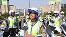 Puluhan polwan yang berjaga di depan gedung DPR tersebut terlihat berseragam lengkap dan mengendarai motor, Jakarta, (20/10/14). (Liputan6.com/Miftahul Hayat)  