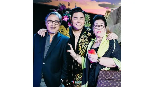 Jarang Tersorot, Ini 7 Potret Keakraban Ivan Gunawan dan Ibunda
