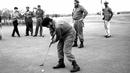 Ernesto Che Guevara (depan) bermain golf bersama Fidel Castro berdiri di belakangnya di Colina Villareal di Havana. Sampai saat ini belum diketahui penyebab pasti wafatnya Castro. Tempat kremasi juga belum diumumkan. (REUTERS / Prensa Latina File Photo)