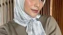 Inspirasi dari Citra Kirana lainnya, kamu bisa mengikat pita ke depan hijab segi empat untuk memberi sedikit aksen pada penampilan.  [@citraciki]