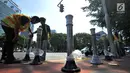 Pekerja memasang Bolar atau tiang pembatas pedestrian di kawasan Tugu Tani, Jakarta, Minggu (9/9). Pemasangan Bolar bertujuan menjaga keindahan jalur pedestrian dan mencegah penyalahgunaan fungsi.(merdeka.com/ Iqbal S. Nugroho)