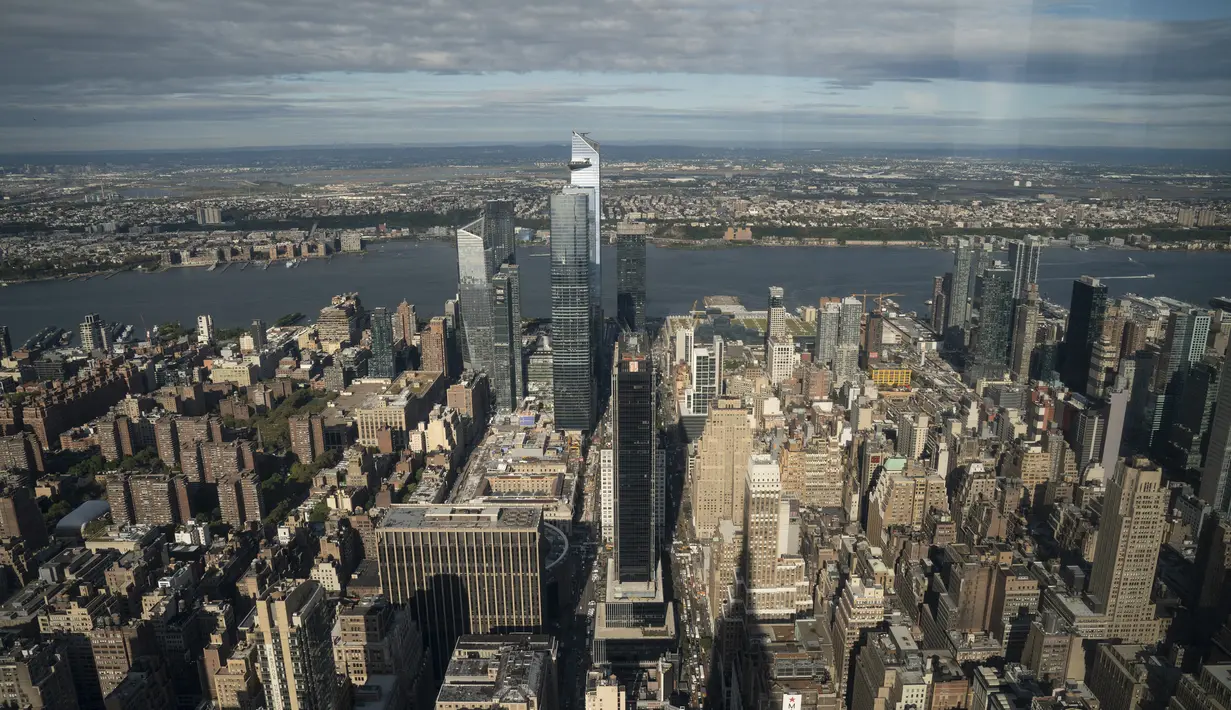 Suasana Kota Manhattan dari ruangan observatorium di lantai 102 Gedung Empire State yang baru direnovasi di New York (10/10/2019). Dari lantai 102, pengunjung akan melihat pemandangan 360 derajat Kota New York. (AFP Photo/Drew Angerer)