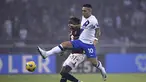 Penyerang Inter Milan Lautaro Martinez berebut bola dengan gelandang Torino Tameze pada pekan ke-9 Liga Italia (Serie A) 2023/2024 di Olimpico Grande Torino, Sabtu (21/10/2023) malam WIB. (Fabio Ferrari/LaPresse via AP)