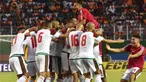 Para pemain Maroko merayakan kemenangan atas Pantai Gading pada Kualifikasi Piala Dunia 2018 di Stadion Félix Houphouët-Boigny, Abidjan, Sabtu (11/11/2017). Pantai Gading kalah 0-2 dari Maroko. (AFP/Issouf Sanogo)