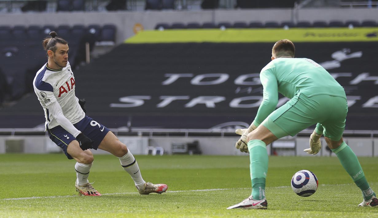 Gareth Bale menyudahi perlawanan Burnley dengan menaklukan lagi kiper Nick Pope pada menit ke-55. Dengan demikian Tottenham tetap menang 4-0. (Foto: AP/Pool/Julian Finney)